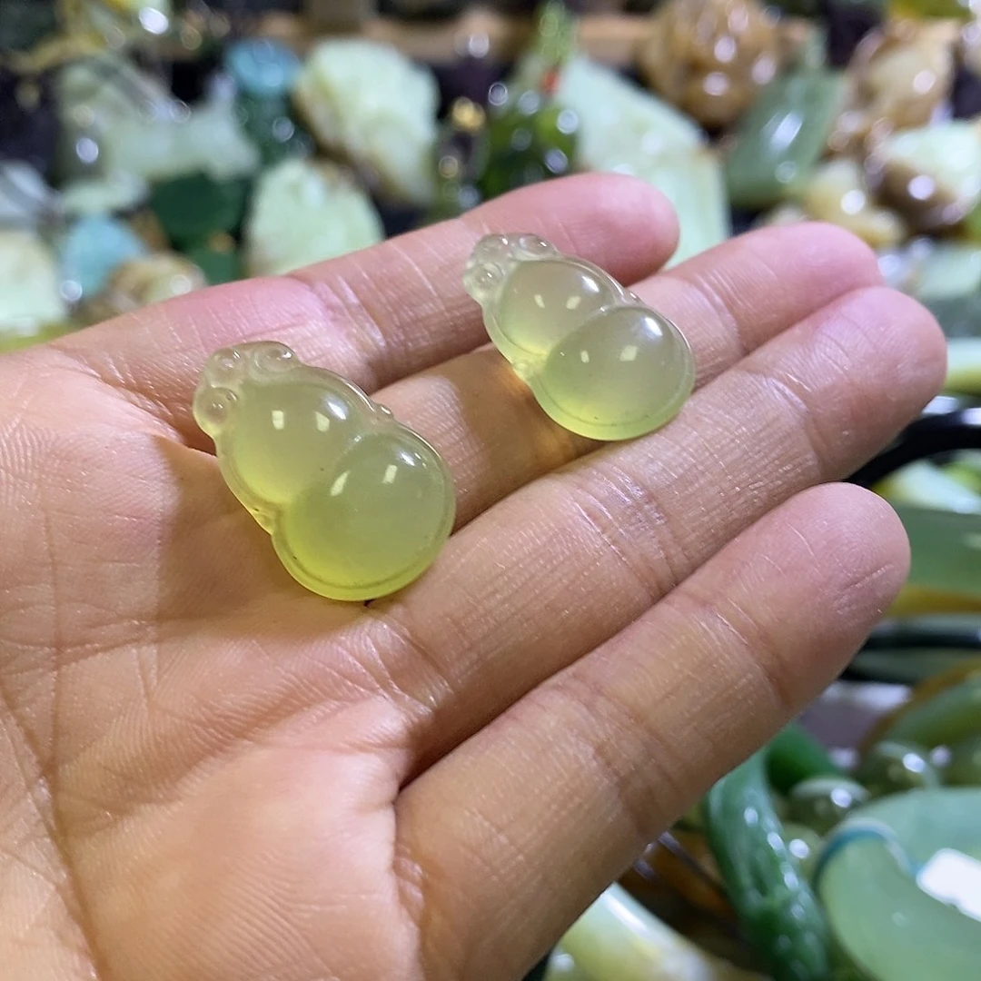 岫玉未镶嵌耳环一对