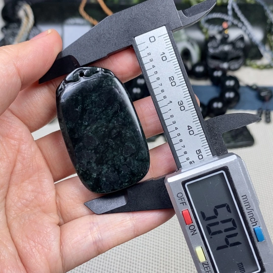 蛇纹石玉未镶嵌颈饰微瑕无事牌