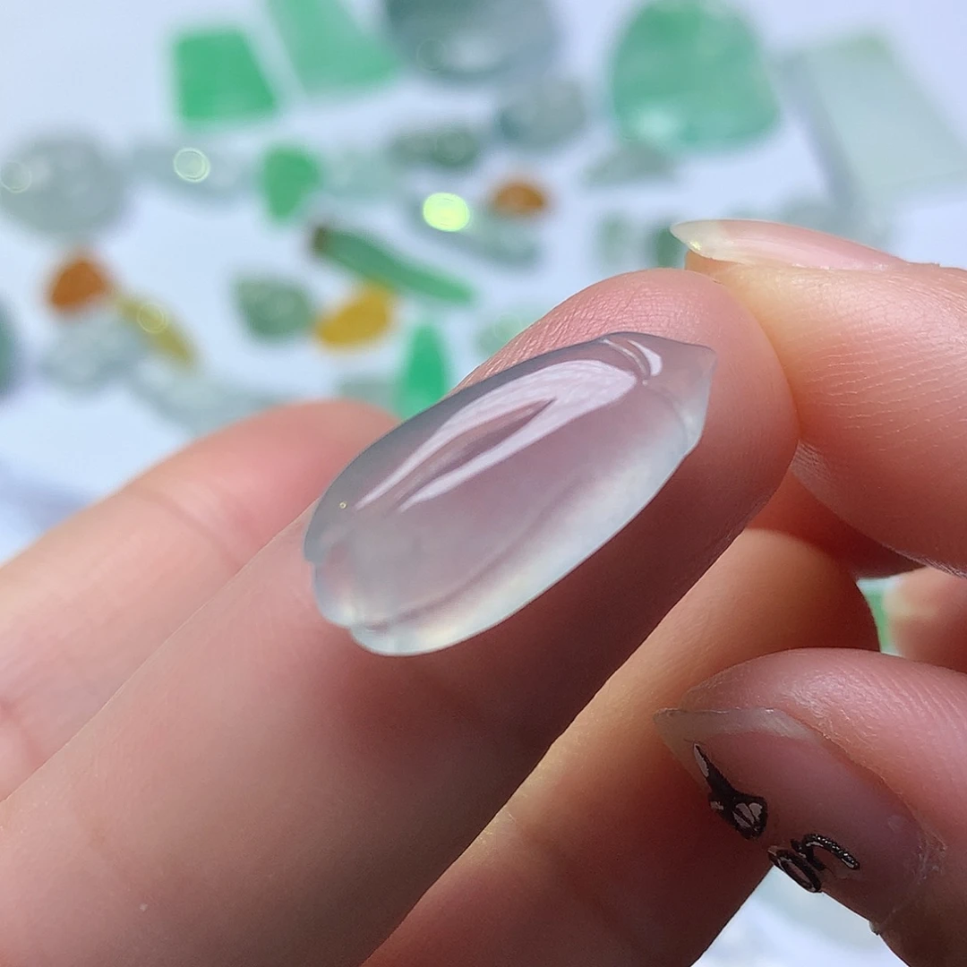 翡翠未镶嵌颈饰玉兰