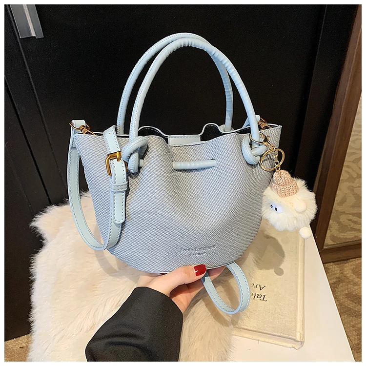 春夏褶皱水桶包2025新款单肩斜挎手提包