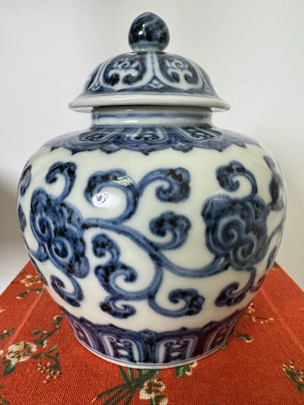 陶瓷工艺品，青花缠枝灵枝纹盖罐