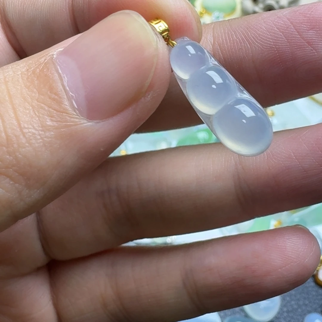 翡翠18K金镶嵌颈饰小冰豆