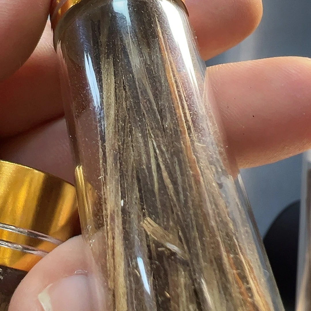 线香高品烟丝1瓶 。