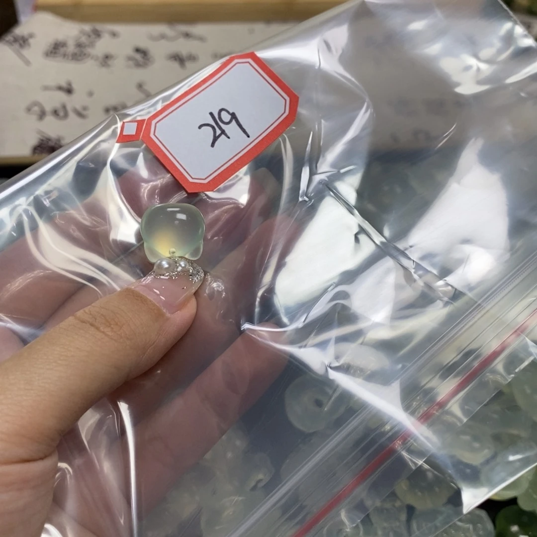 岫玉颈饰未镶嵌宝***兔