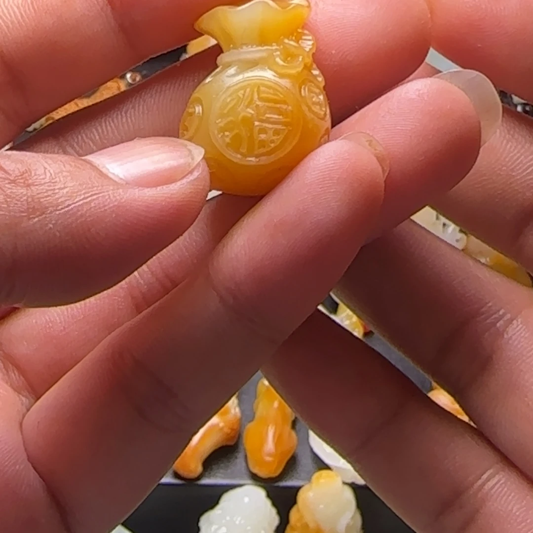 晚***醒和田玉未镶嵌吊坠(赠链)