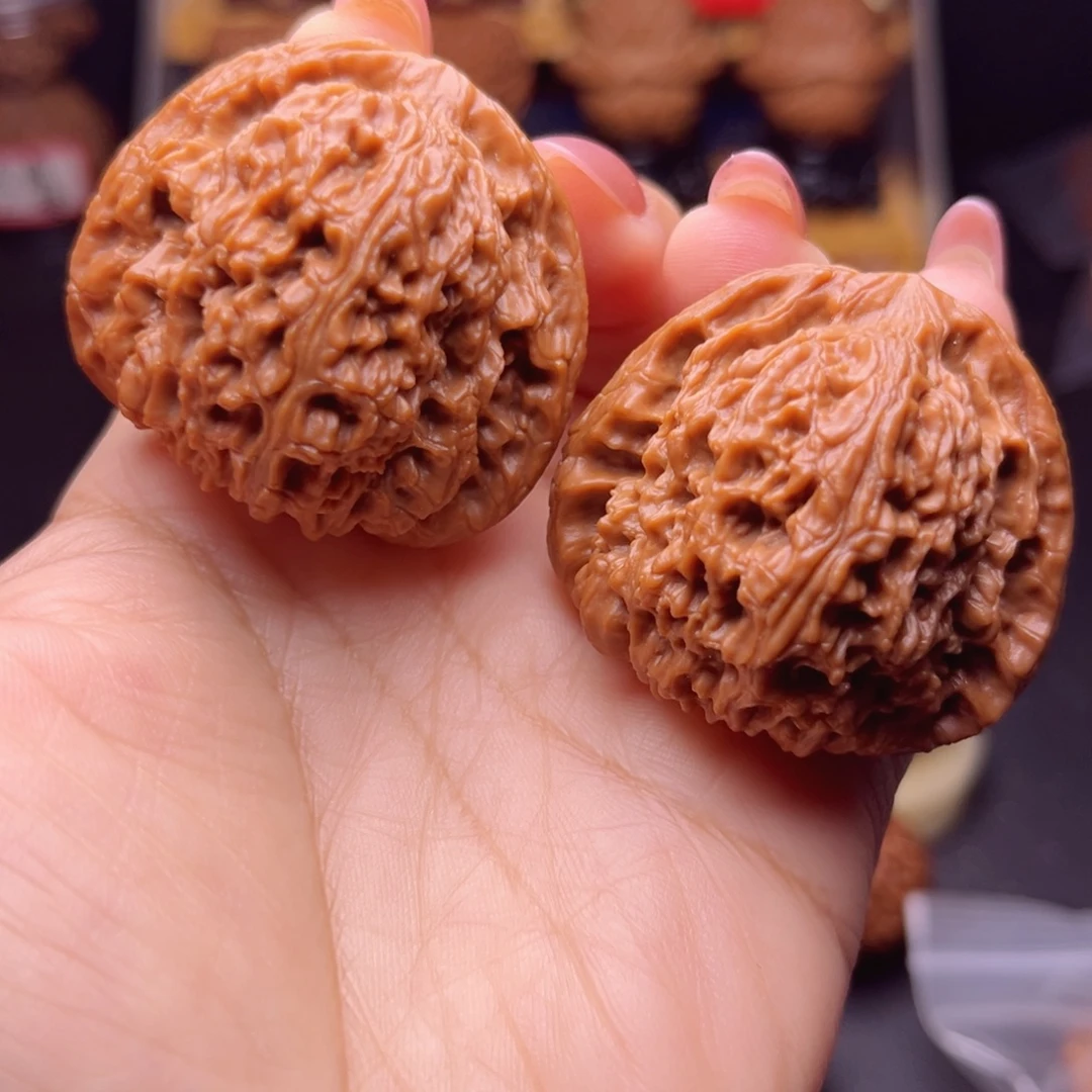 文玩核桃吊坠南江石，红皮，全品