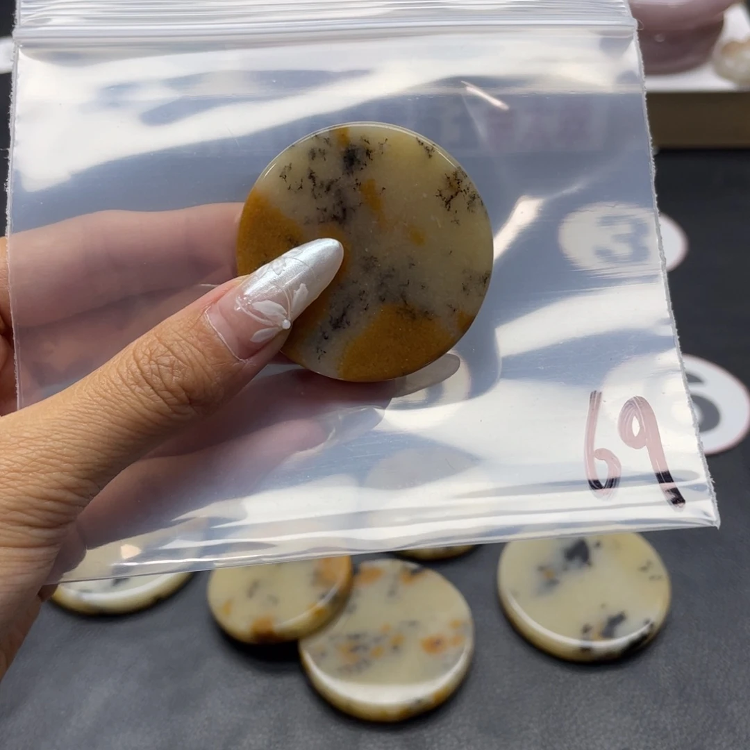 石英岩玉手镯未镶嵌胡**人