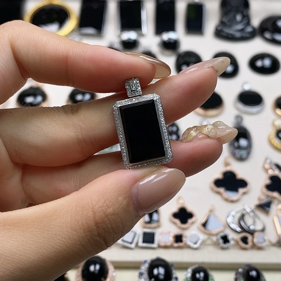 颈饰18K金镶嵌翡翠