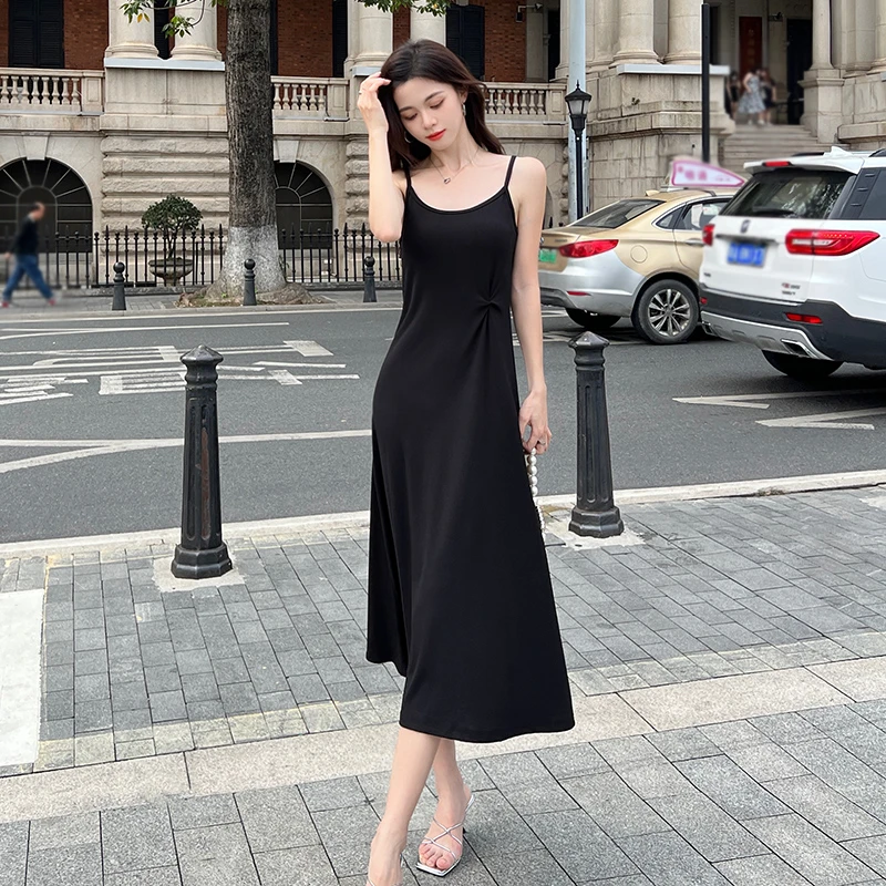 赫本风小黑裙吊带连衣裙女2025春夏季新款法式高级感小个子长裙子
