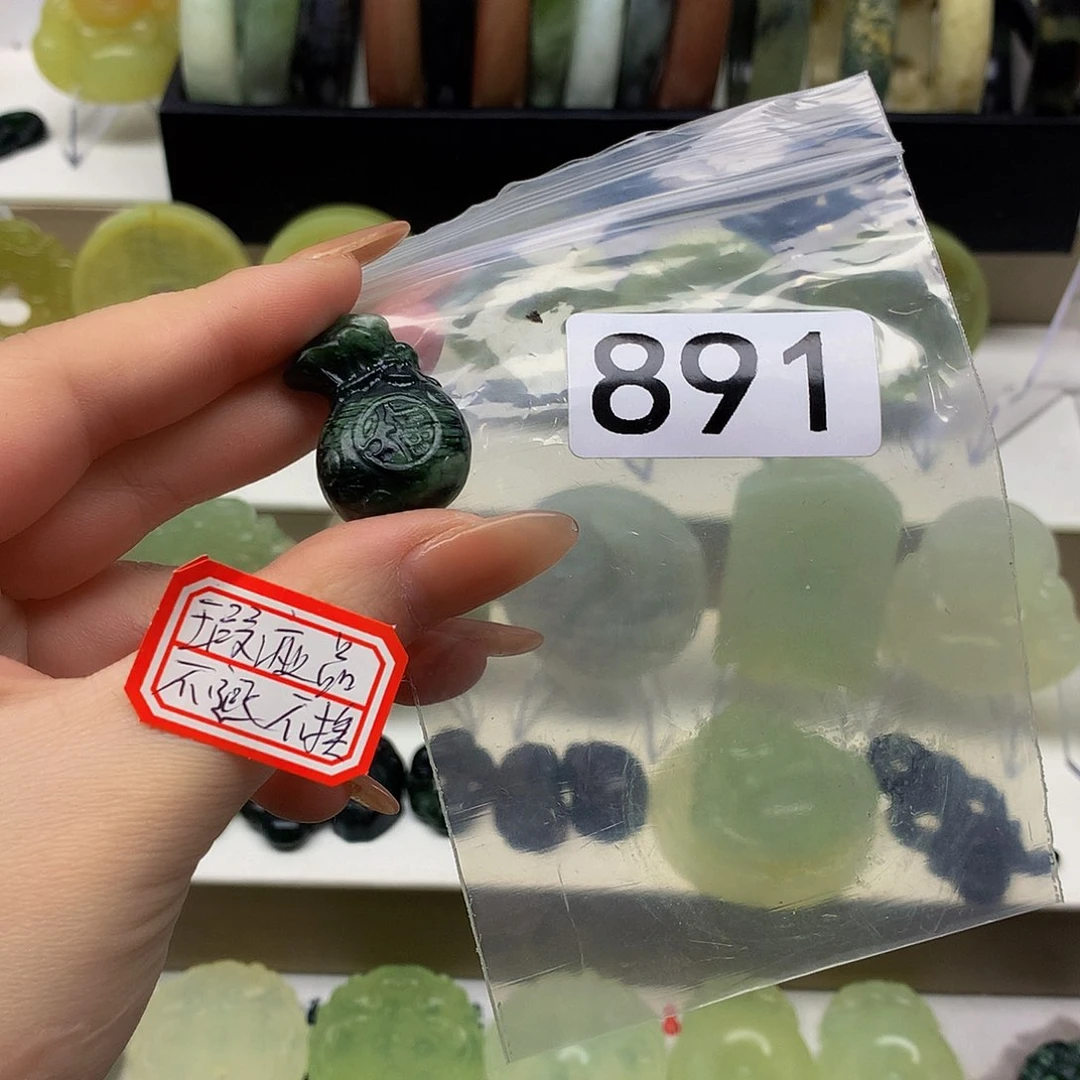 蛇纹石玉颈饰未镶嵌