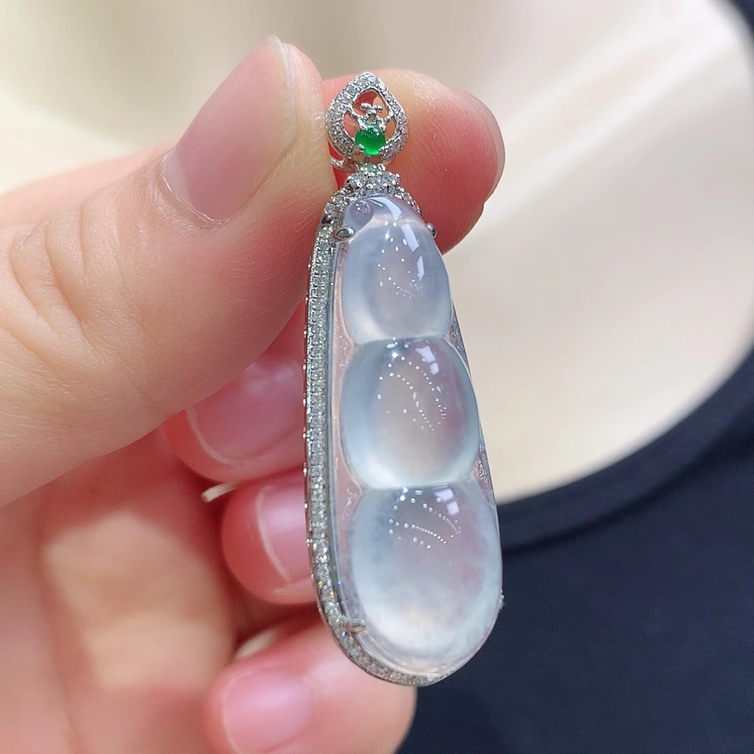翡翠18K金镶嵌颈饰福豆