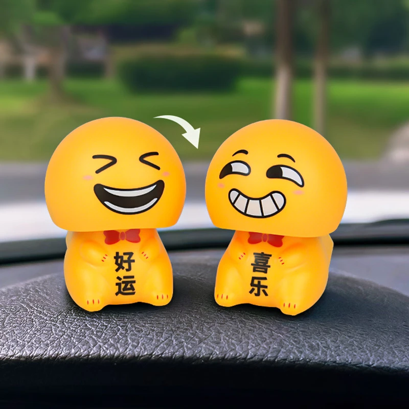爱优汇太阳能汽车摆件自动摇头笑脸公仔桌面可爱迷你装饰品送礼