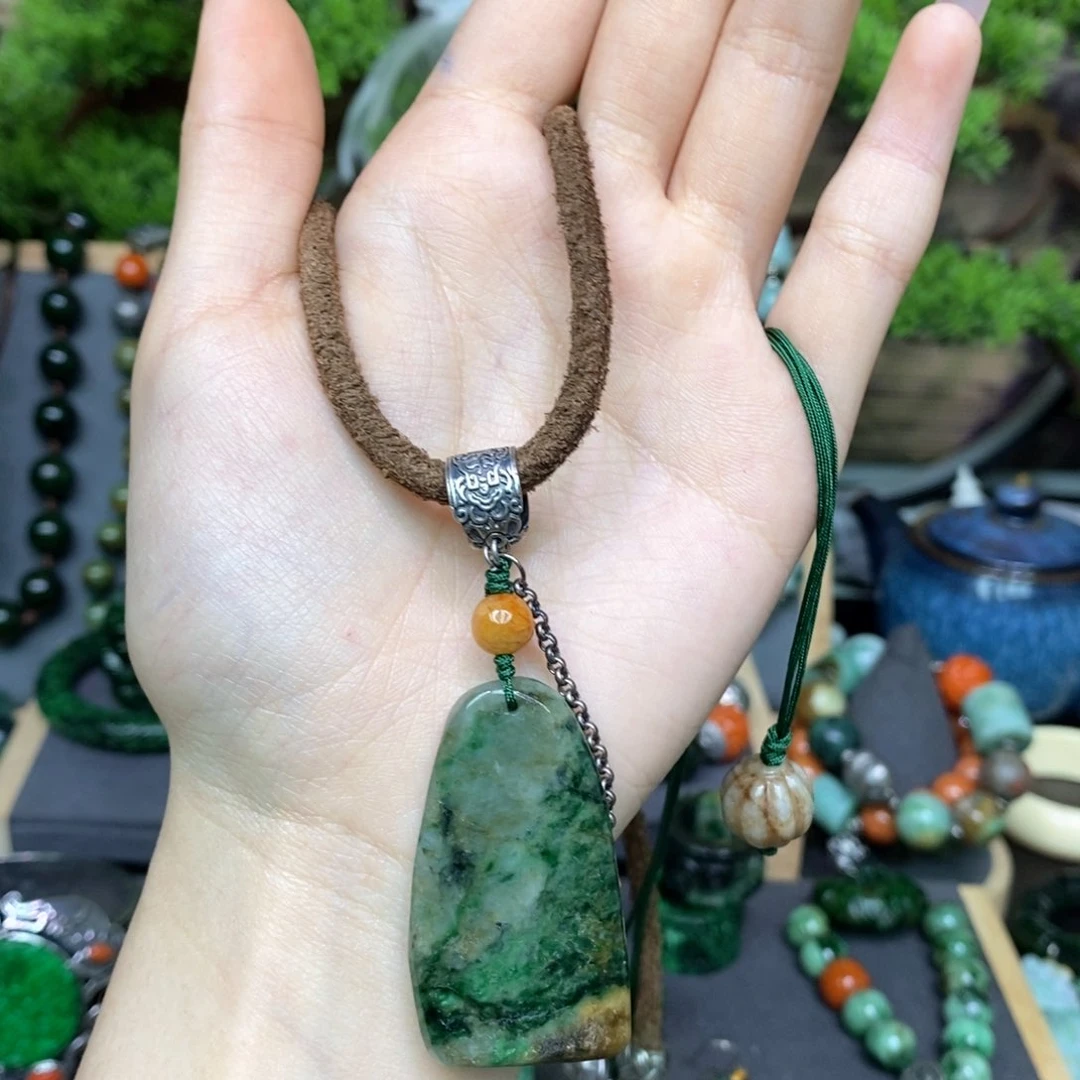 翡翠颈饰未镶嵌漂亮美眉