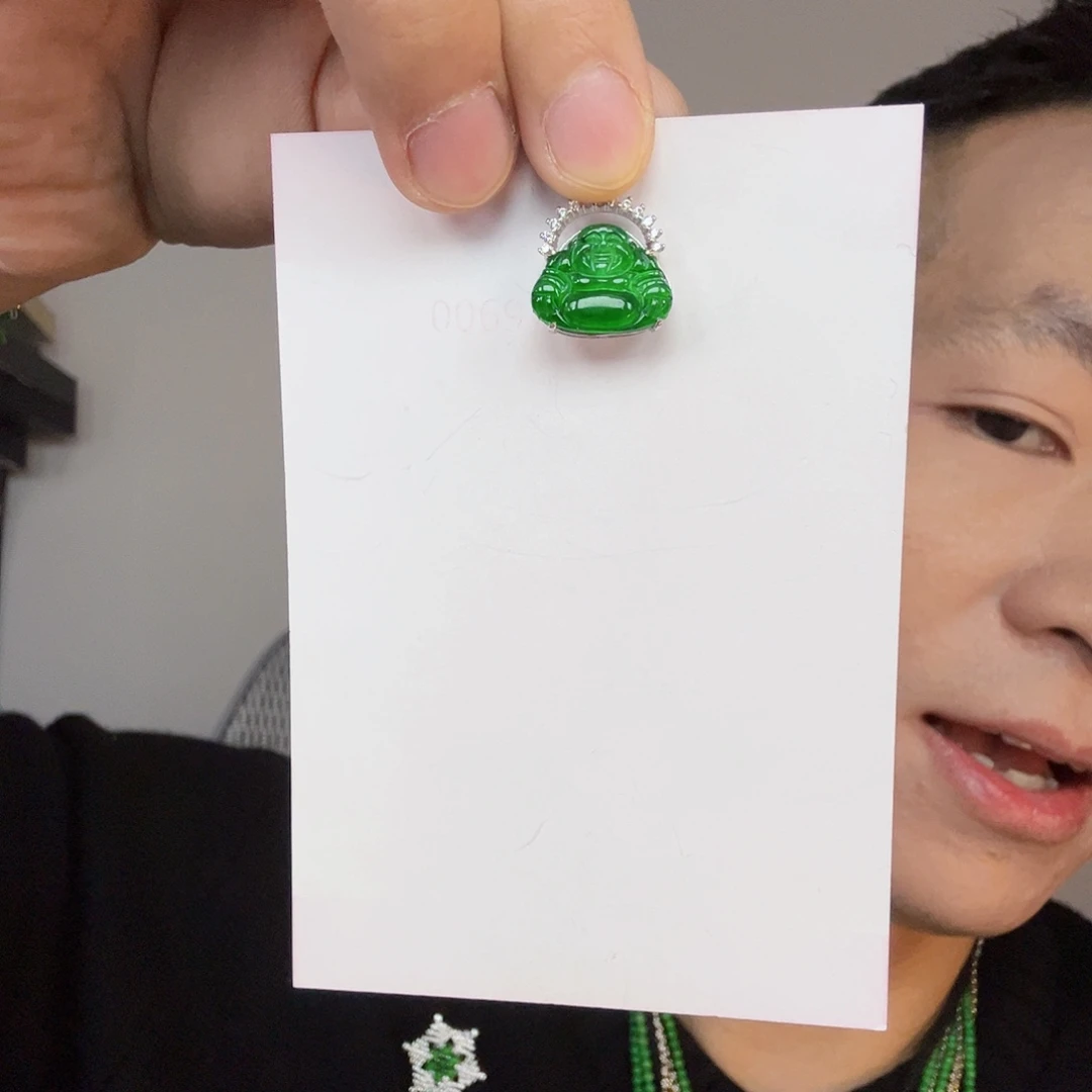 翡翠未镶嵌颈饰一件