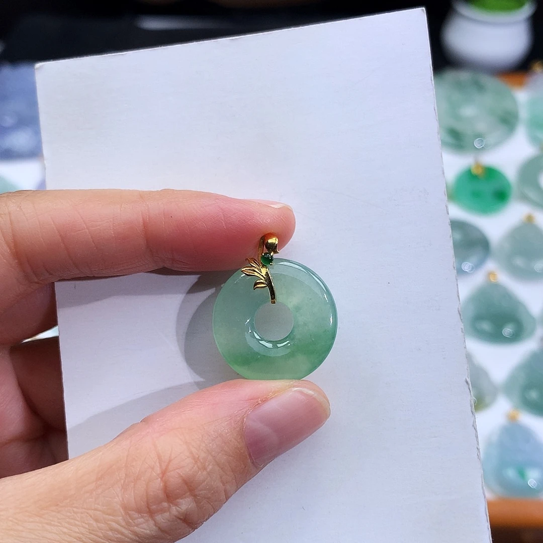翡翠18K金镶嵌颈饰翡翠吊坠