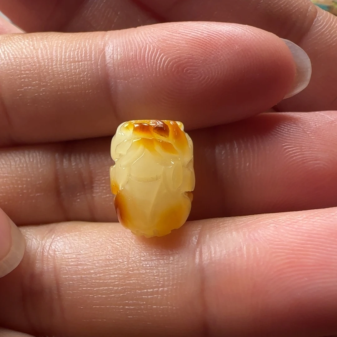 蜜蜡未镶嵌颈饰蜜蜡俏色貔貅