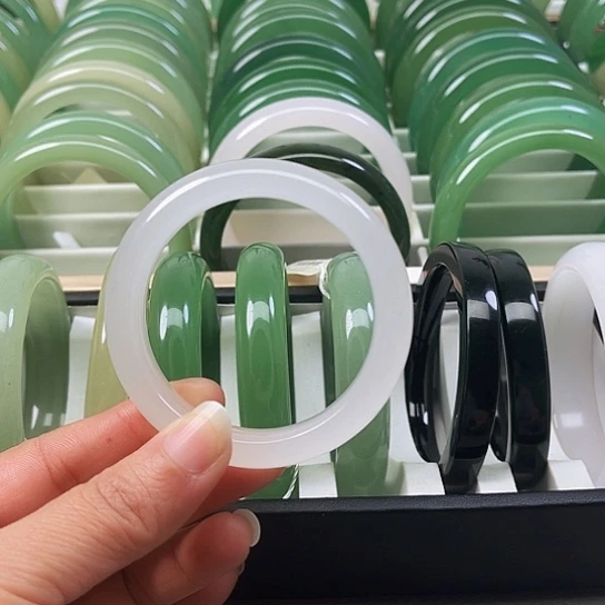 东陵石颈饰未镶嵌安****贝