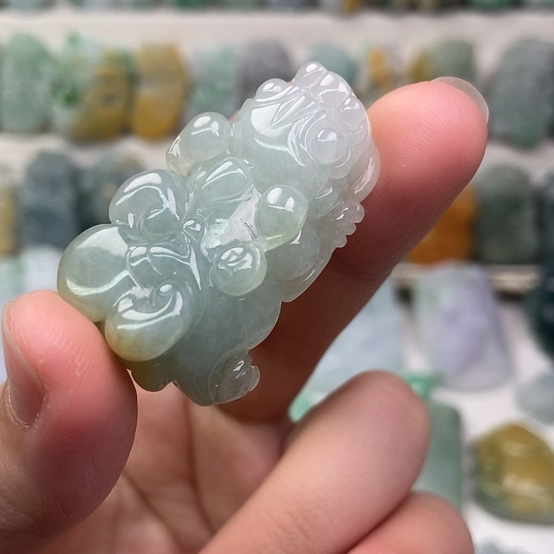 翡翠未镶嵌吊坠(赠链)