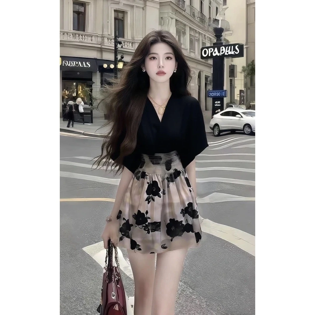 温柔纯欲千金风松弛感V领短袖收腰黑色连衣裙女时尚气质高级女装