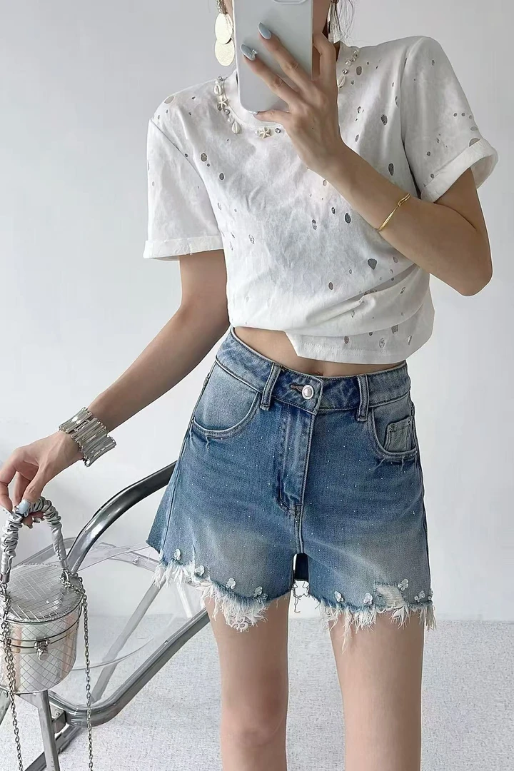 超显瘦带钻牛仔短裤