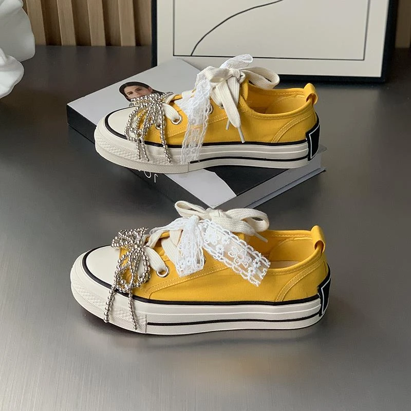 秋季帆布鞋女2025夏季新款百搭小白鞋蝴蝶结串珠系带舒适休闲板鞋