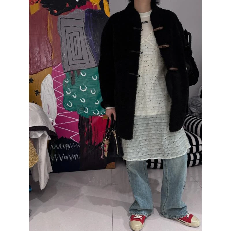 全羊毛黑色牛角扣外套 J24W624