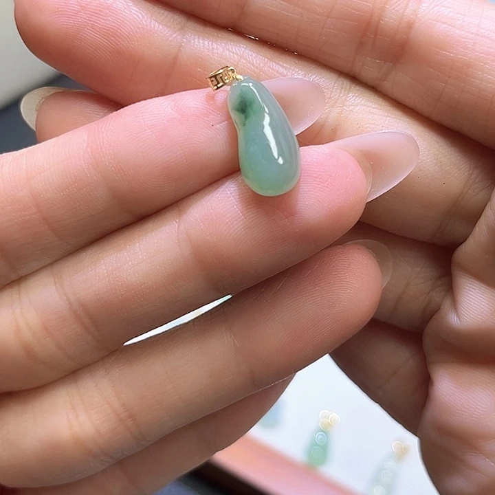 颈饰18K金镶嵌翡翠