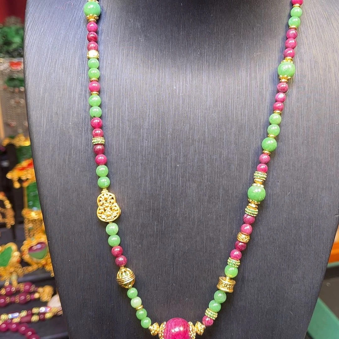 颈饰红宝石未镶嵌