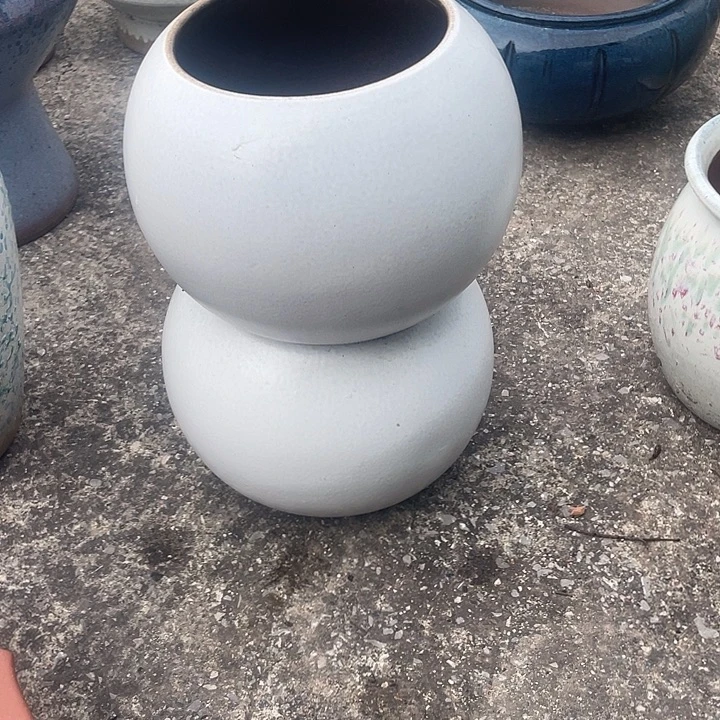 紫砂花盆口15高16两个白球