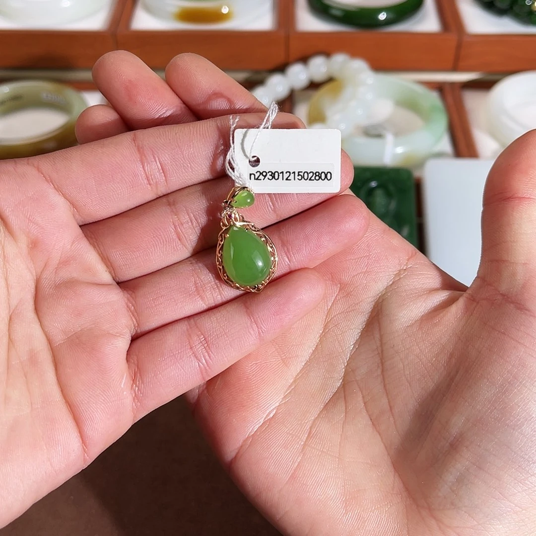 黑***飘和田玉18K金镶嵌颈饰