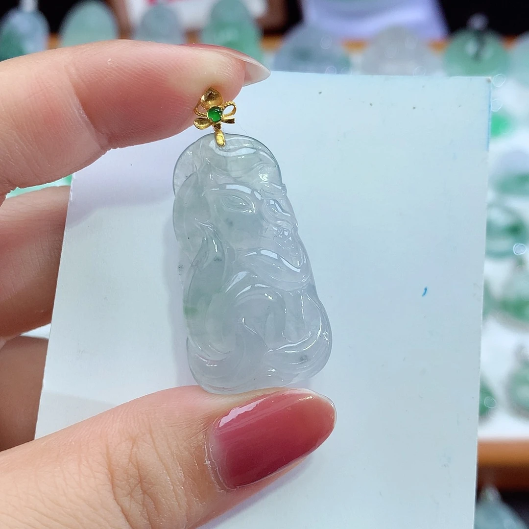 翡翠18K金镶嵌颈饰九尾狐