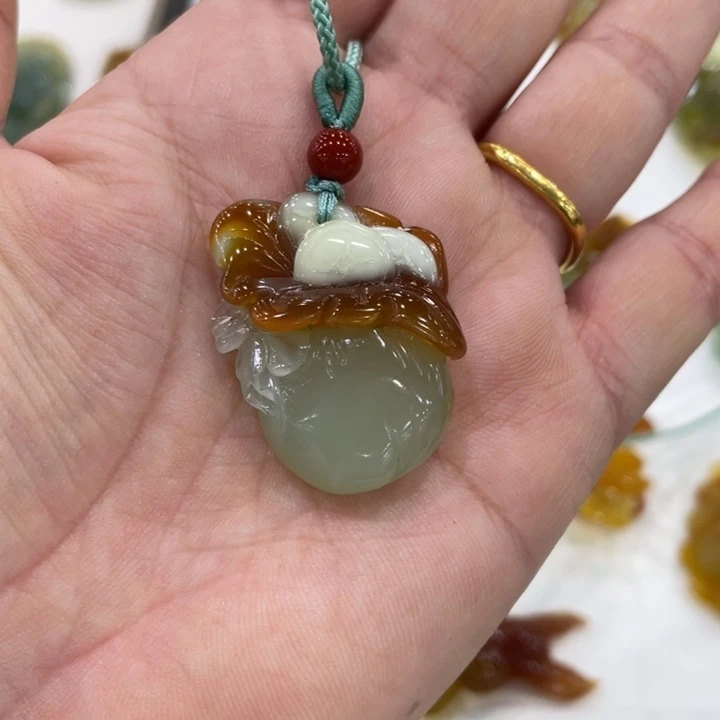 ****脚蛇纹石玉未镶嵌颈饰