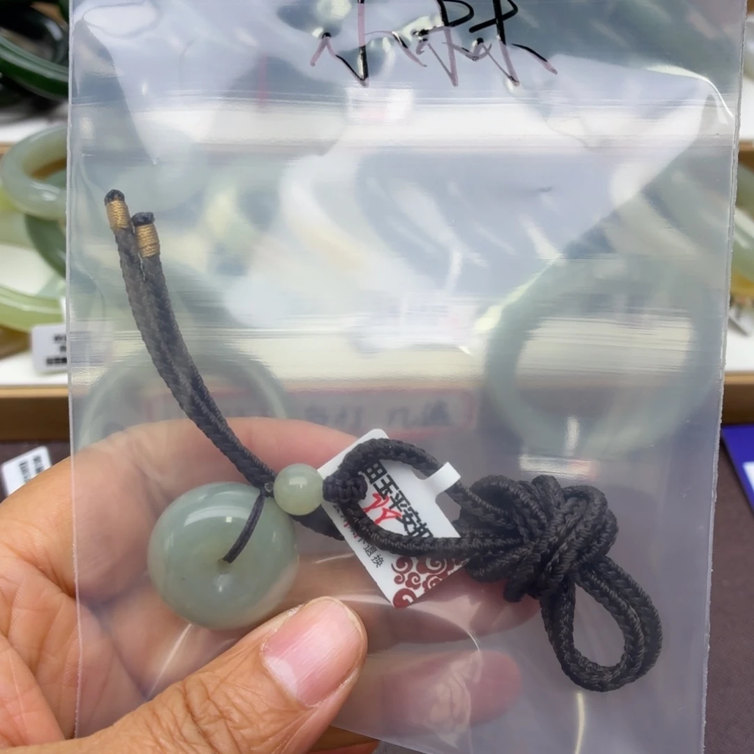 小***林和田玉未镶嵌手镯