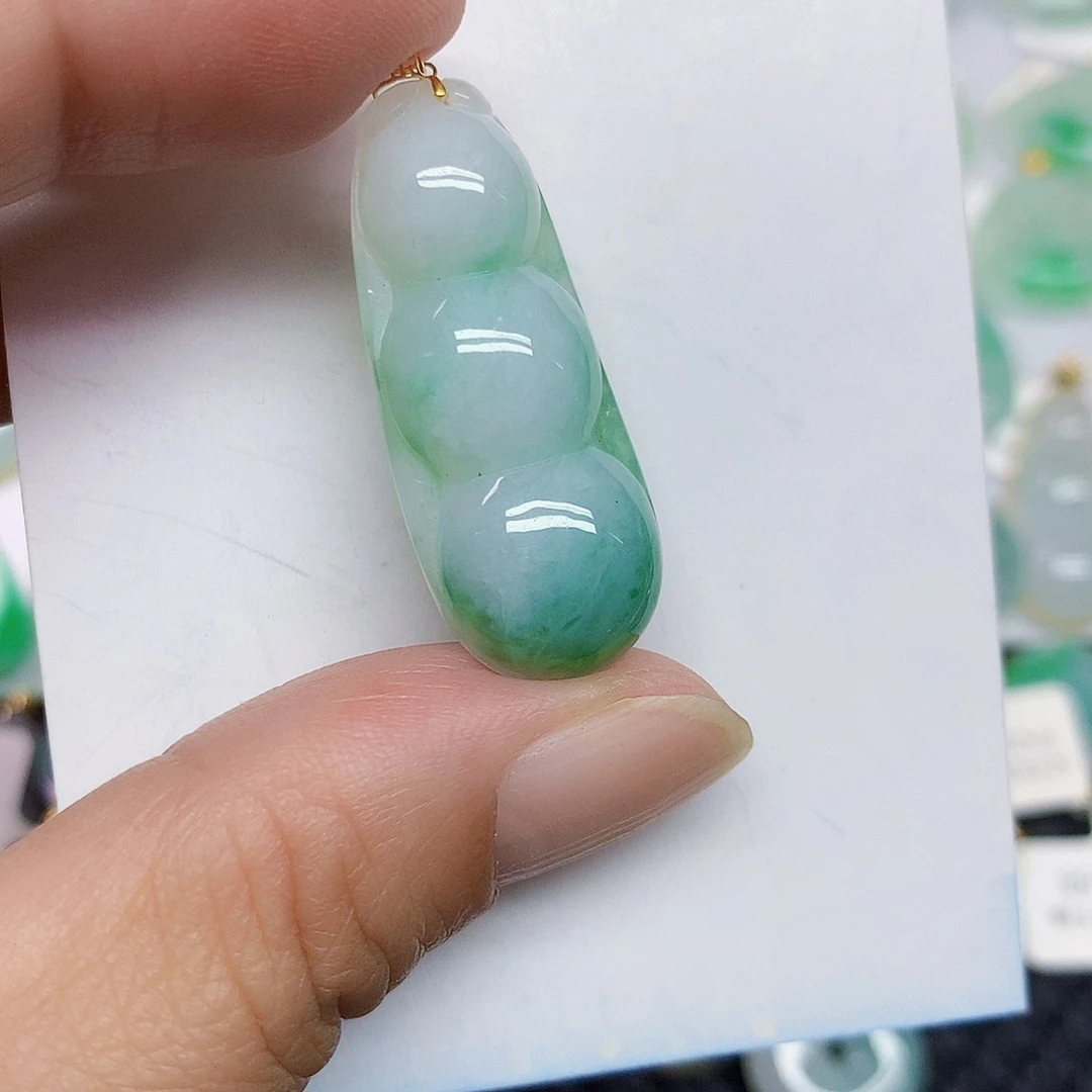 颈饰18K金镶嵌翡翠豆子