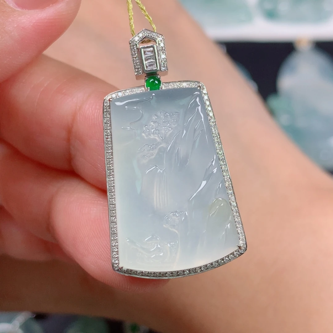 翡翠18K金镶嵌颈饰山水牌