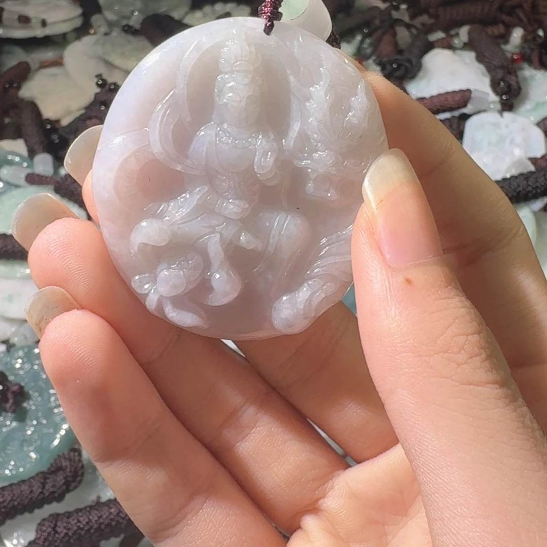 翡翠未镶嵌颈饰基地举行就