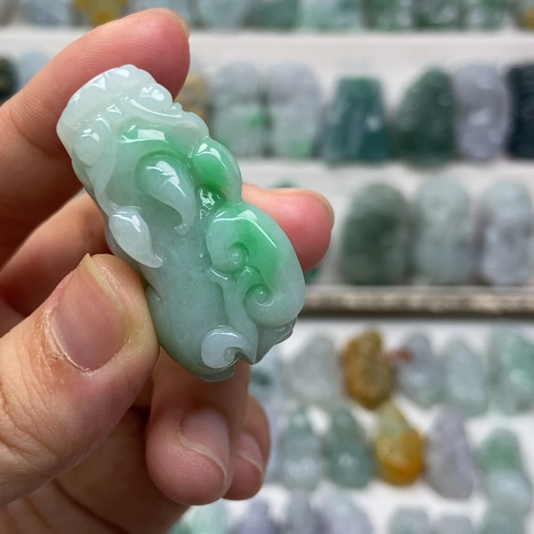 翡翠未镶嵌吊坠(赠链)