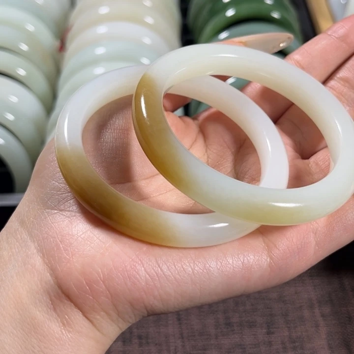 和田玉未镶嵌手镯