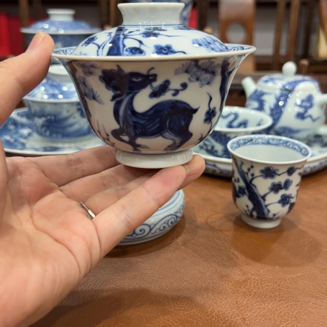向***生手绘青花一鹿盖碗