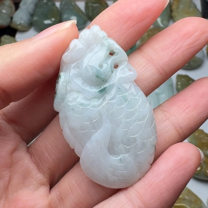 翡翠未镶嵌颈饰龙鱼