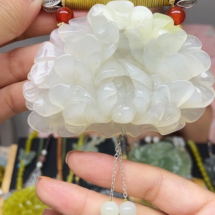 蛇纹石玉未镶嵌颈饰