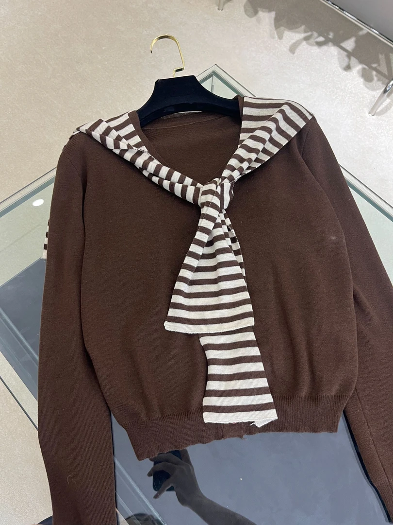 MU【棕院纹潮】2025秋冬新款棕调针织衫带条纹披肩上衣1330