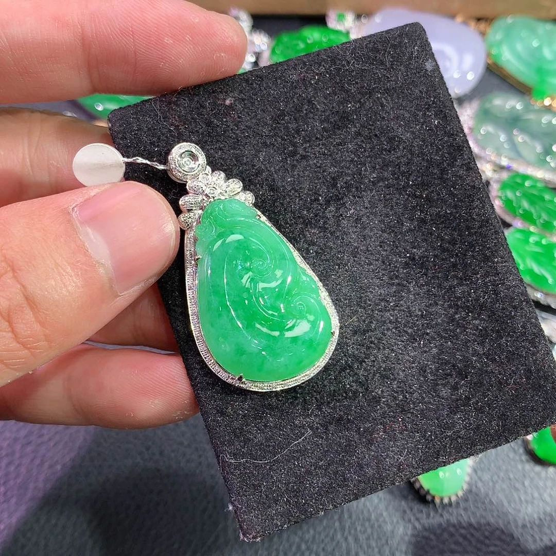 翡翠吊坠(赠链)18K金镶嵌
