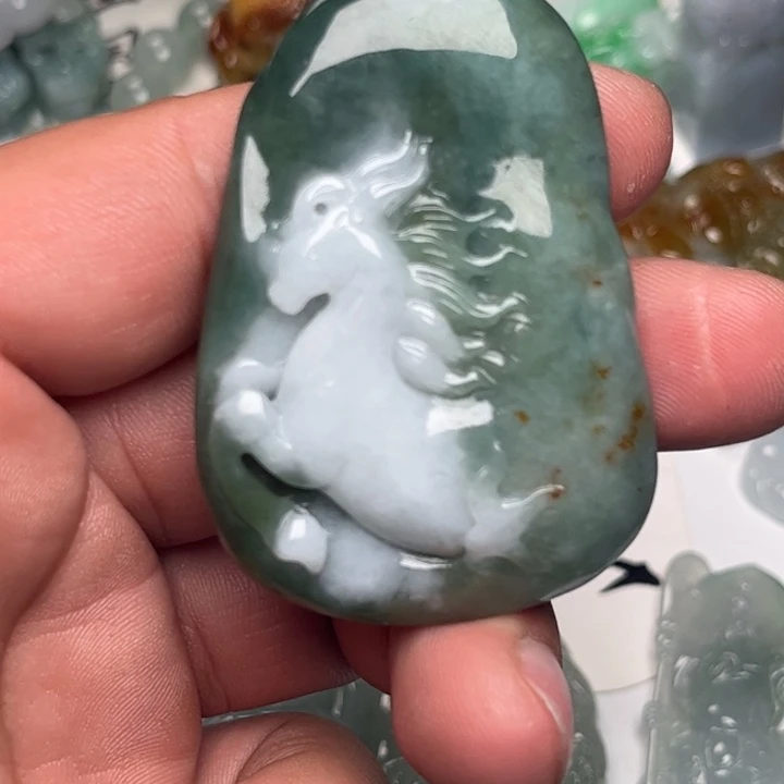 翡翠未镶嵌颈饰马