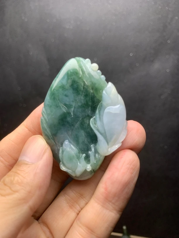 天然缅甸翡翠A货特色雕刻玉兰花手玩件有裂纹清货