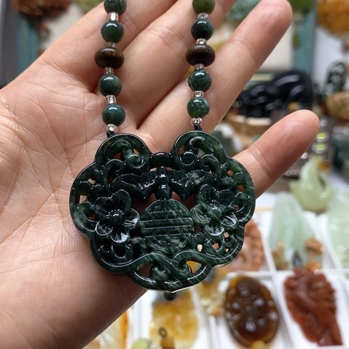 蛇纹石玉未镶嵌颈饰