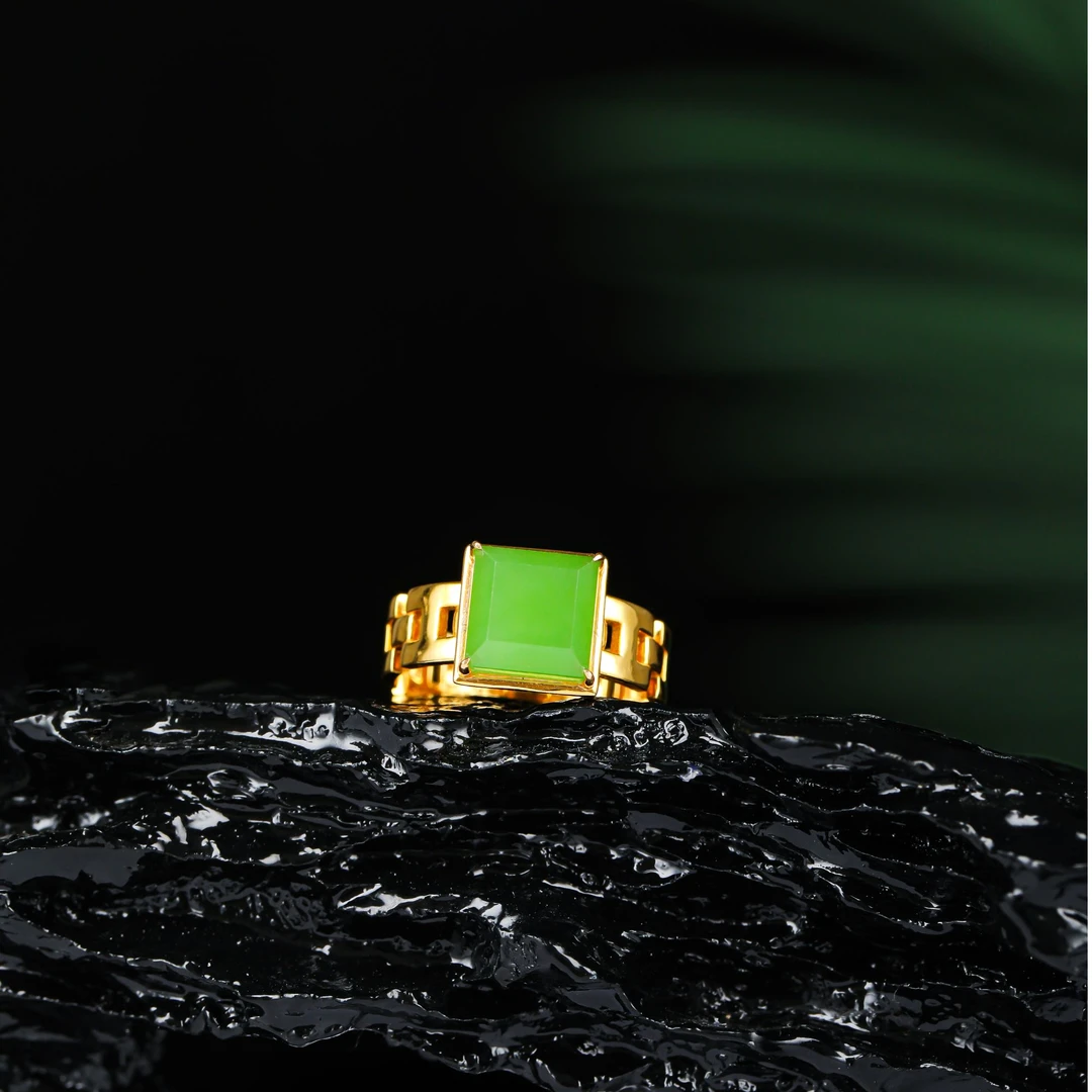 【红娘子】18K金H封底镶嵌8mm和田玉苹果绿方形戒指HNZ9978