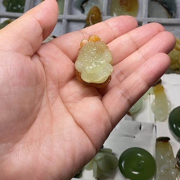 潍***宝未镶嵌蛇纹石玉吊坠(不含链)
