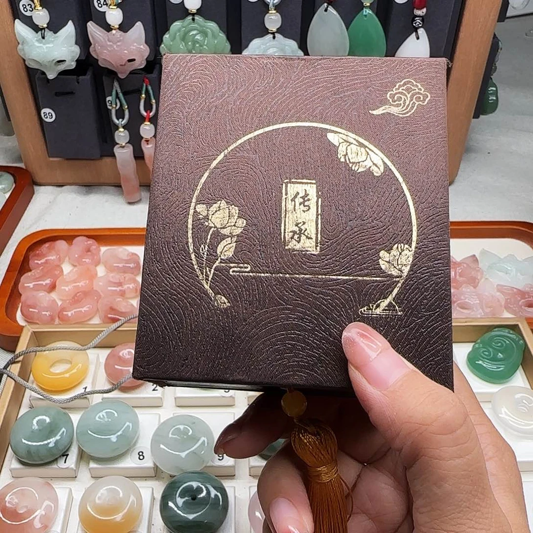 颈饰未镶嵌石英质玉