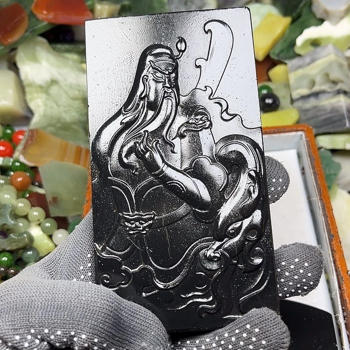 未镶嵌透闪石质玉珠宝奇石